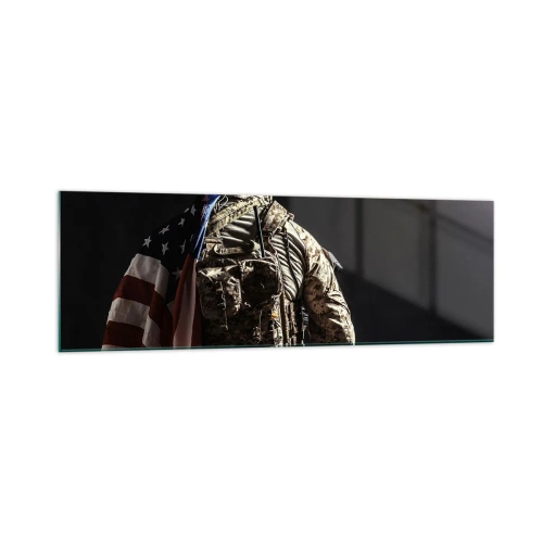 Cuadro sobre vidrio - Impresiones sobre Vidrio - Un soldado uniformado con una bandera sobre un fondo oscuro. - 160x50cm - Por eso lucho - Decoración de pared moderna para salón y dormitorio ARTTOR