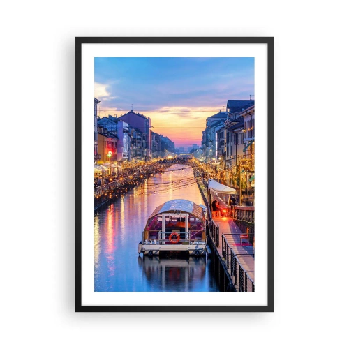 Póster en marco negro - Canal con barco e iluminación nocturna en una puesta de sol pastel - 50x70cm - Una noche de luz y diversión - Decoración de pared moderna para salón y dormitorio ARTTOR