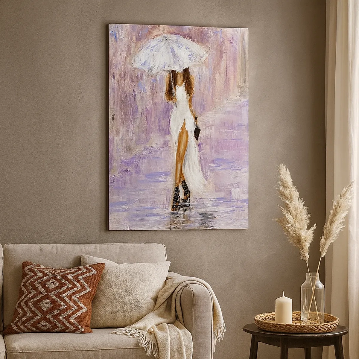 Cuadro sobre lienzo - Impresión de Imagen - Una mujer con paraguas caminando bajo la lluvia en tonos lilas - 50x70cm - En la lluvia de lilas - Decoración de pared moderna para salón y dormitorio ARTTOR