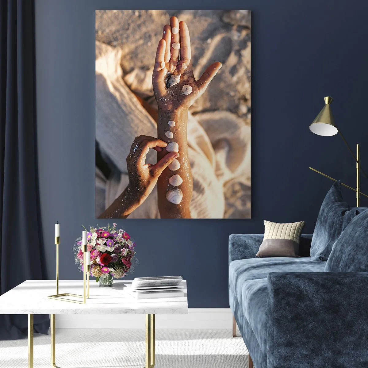 Cuadro sobre vidrio - Impresiones sobre Vidrio - Manos de niño con conchas marinas sobre un fondo de arena y tela. - 50x70cm - La belleza al alcance de la mano - Decoración de pared moderna para salón y dormitorio ARTTOR