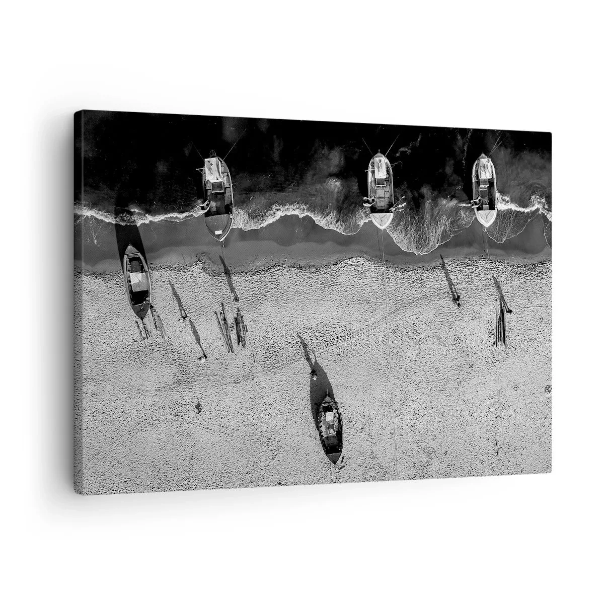 Cuadro sobre lienzo - Impresión de Imagen - Vista aérea en blanco y negro de barcos en la playa. - 70x50cm - Aún en la orilla... - Decoración de pared moderna para salón y dormitorio ARTTOR