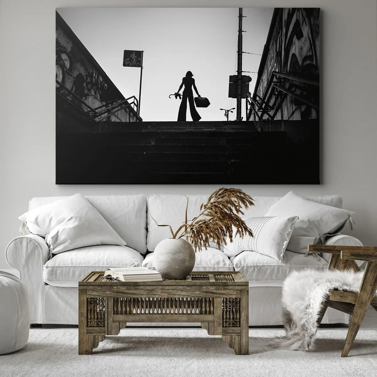 Cuadro sobre lienzo - Impresión de Imagen - Una figura de mujer en las escaleras en blanco y negro con una atmósfera dinámica. - 70x50cm - Paseo urbano - Decoración de pared moderna para salón y dormitorio ARTTOR