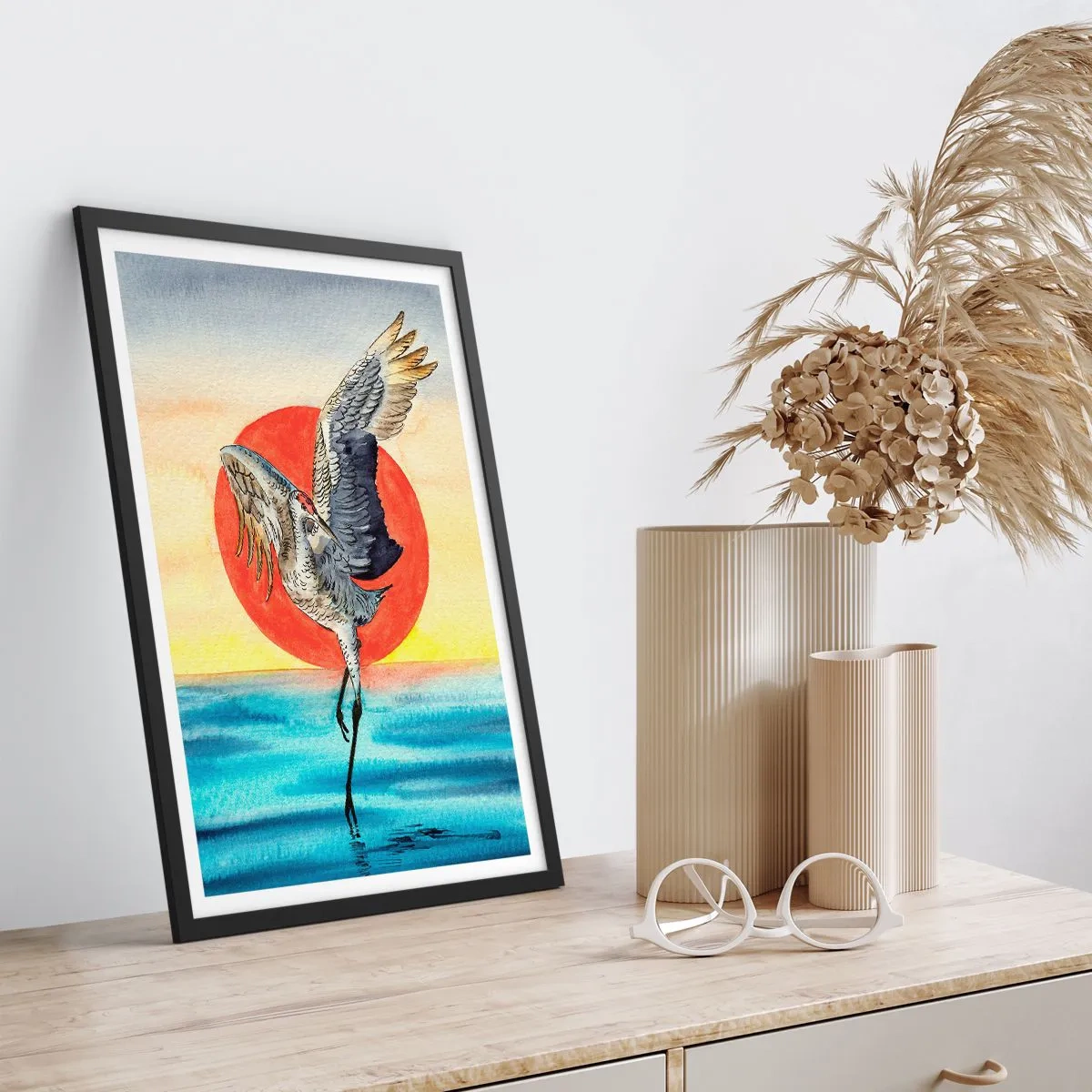 Póster en marco negro - Una grúa flotando sobre el agua contra un sol rojo. - 50x70cm - Hora de volver - Decoración de pared moderna para salón y dormitorio ARTTOR