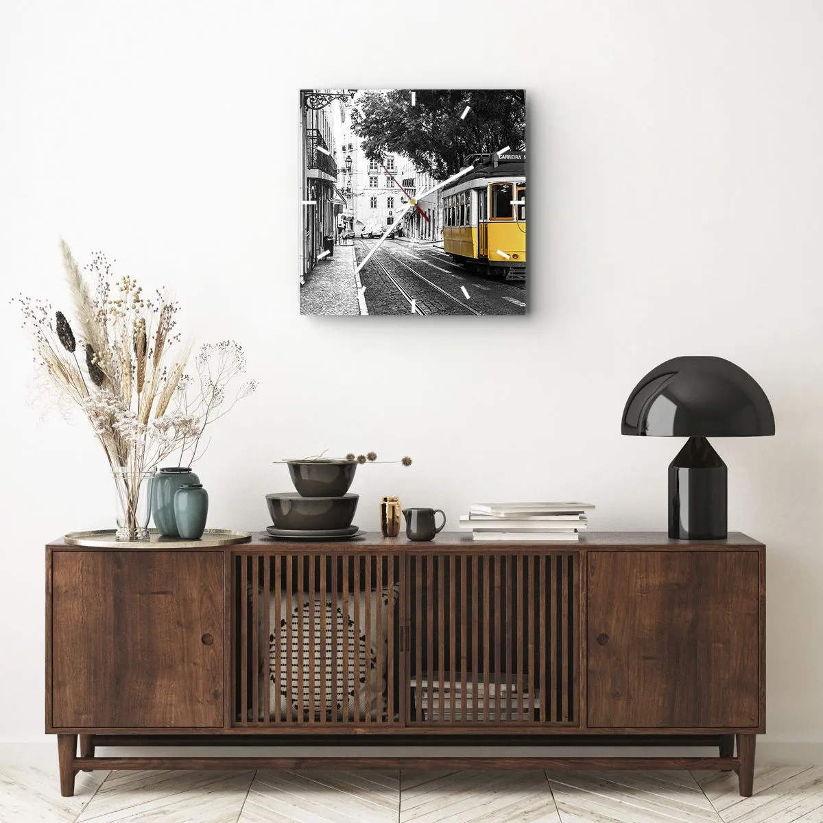 Reloj de pared - Reloj de vidrio - Un tranvía amarillo con el telón de fondo de una calle en blanco y negro. - 30x30cm - Y un fado de fondo - Decoración de pared moderna para salón y dormitorio ARTTOR