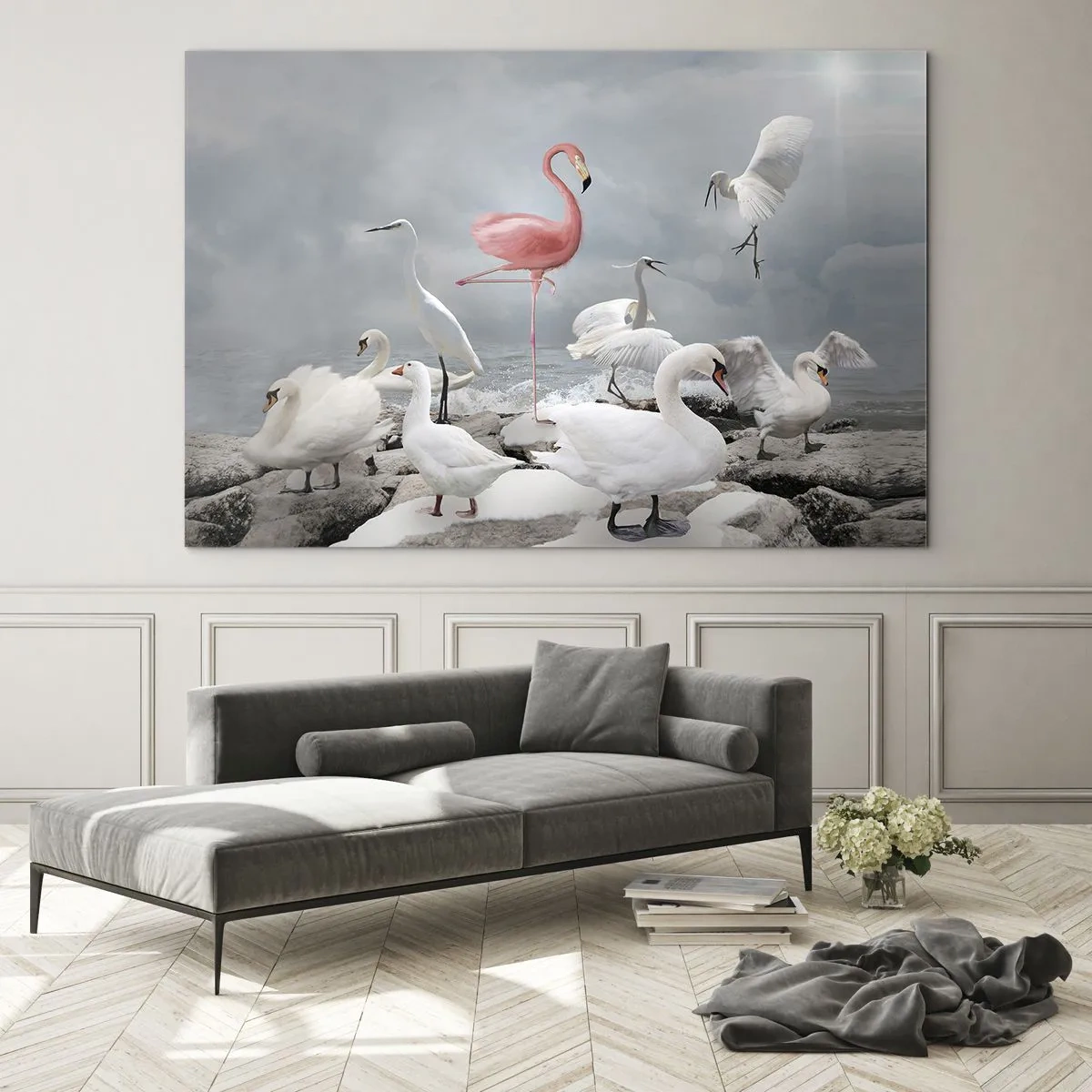 Cuadro sobre vidrio - Impresiones sobre Vidrio - Un flamenco rosado entre cisnes blancos y garzas contra el agua. - 120x80cm - ¿De dónde vengo? - Decoración de pared moderna para salón y dormitorio ARTTOR