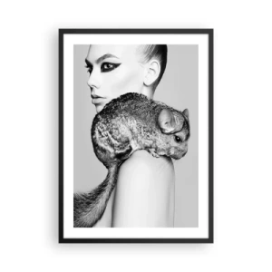 Póster en marco negro - Una mujer con una chinchilla en una artística fotografía en blanco y negro. - 50x70cm - Dama con chinchilla - Decoración de pared moderna para salón y dormitorio ARTTOR