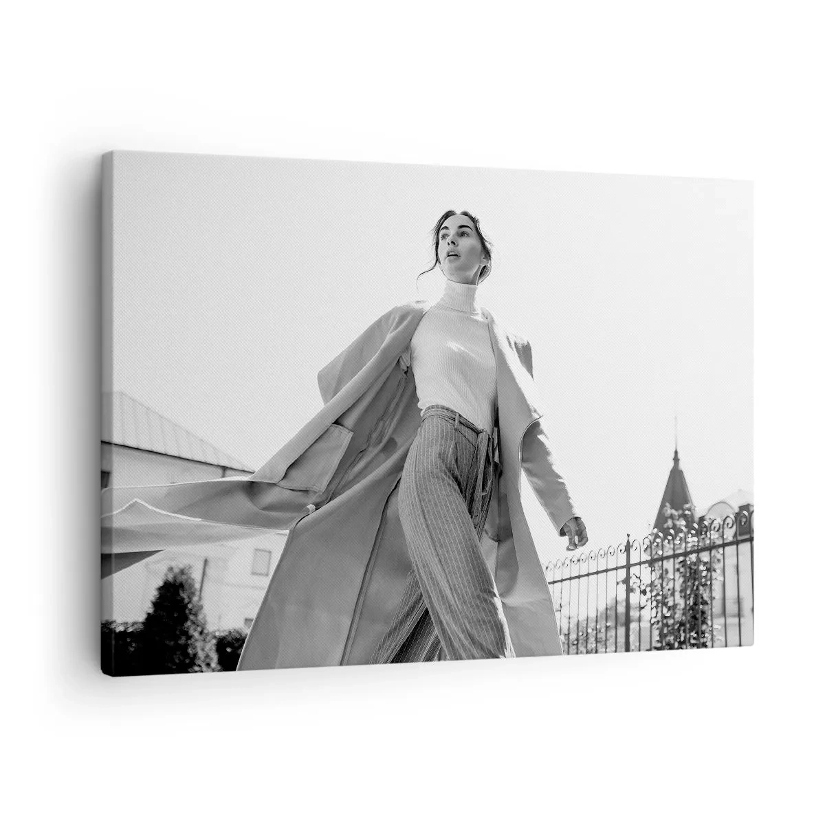Cuadro sobre lienzo - Impresión de Imagen - Mujer elegante con abrigo frente a un fondo arquitectónico en blanco y negro - 70x50cm - ¿Vienes conmigo? - Decoración de pared moderna para salón y dormitorio ARTTOR