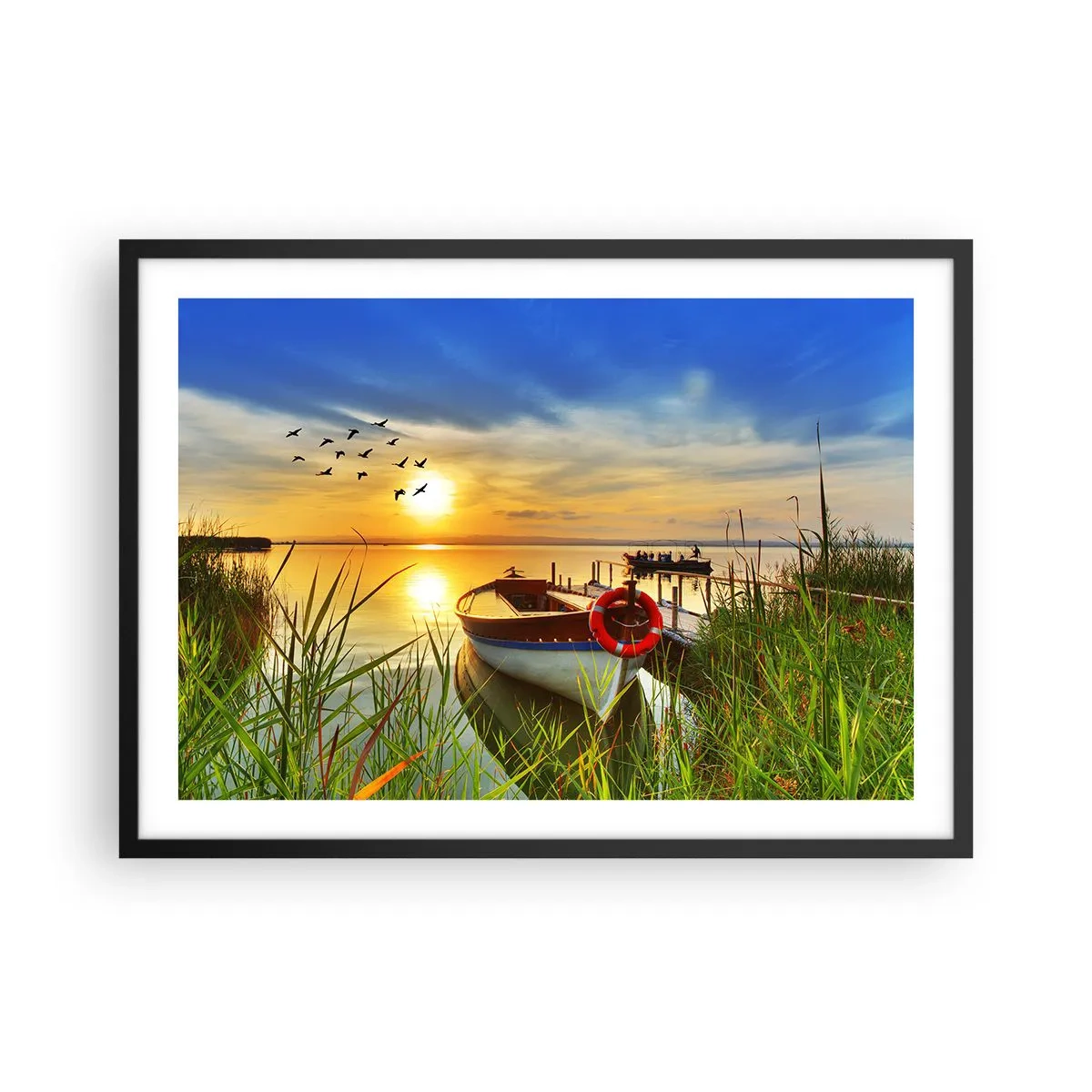 Póster en marco negro - Un barco en la orilla de un lago al atardecer. - 70x50cm - Los cormoranes están volando - Decoración de pared moderna para salón y dormitorio ARTTOR