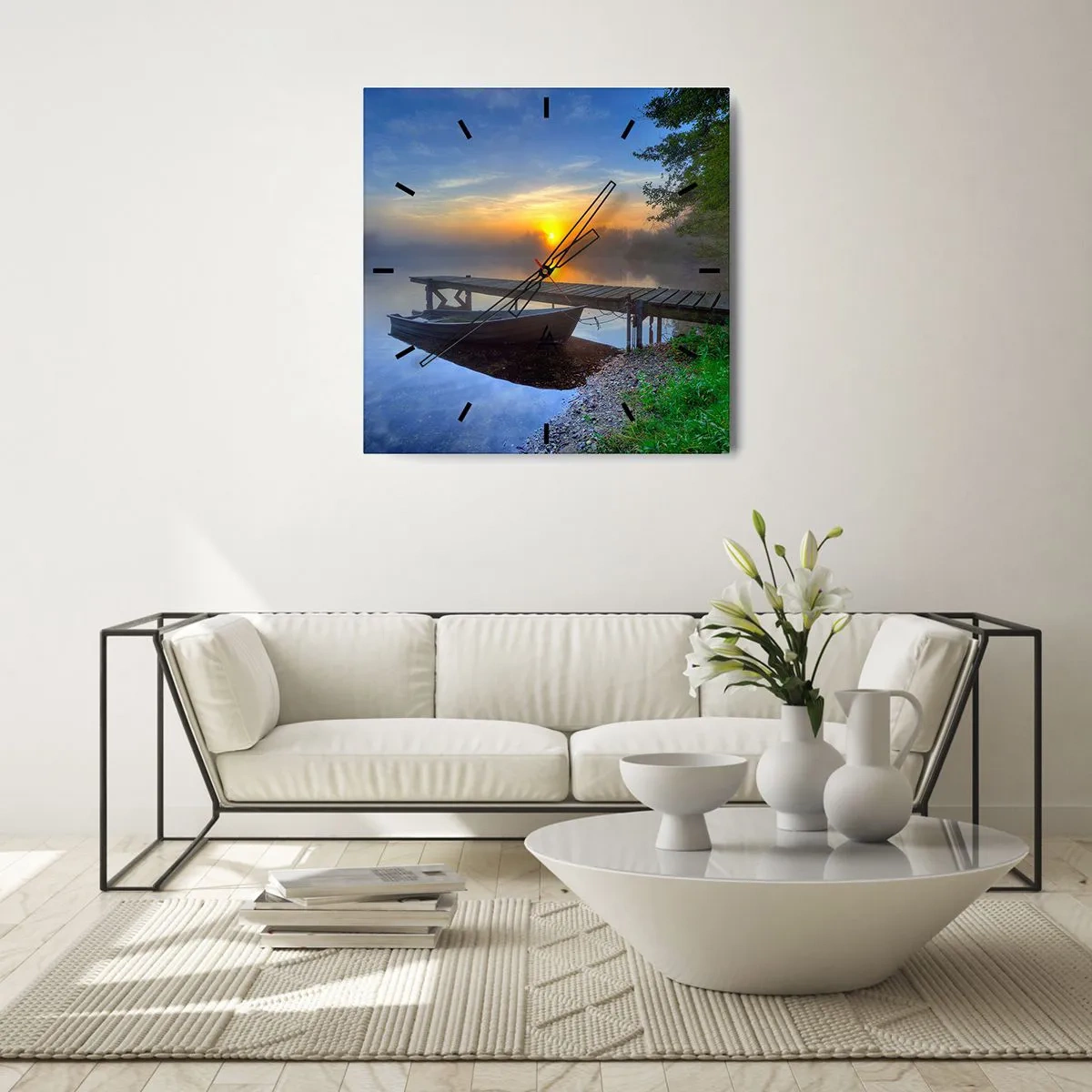 Reloj de pared - Reloj de vidrio - Un embarcadero junto al lago al amanecer con un barco en la orilla. - 30x30cm - Cómo lo ordinario se convierte en mágico - Decoración de pared moderna para salón y dormitorio ARTTOR