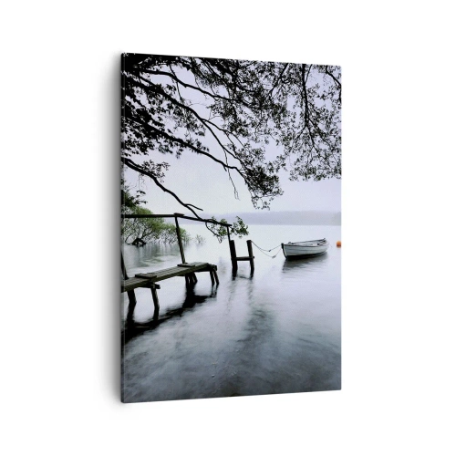 Cuadro sobre lienzo - Impresión de Imagen - Un embarcadero sobre el agua con un barco al fondo rodeado de un paisaje brumoso. - 50x70cm - Ya estás descansando - Decoración de pared moderna para salón y dormitorio ARTTOR