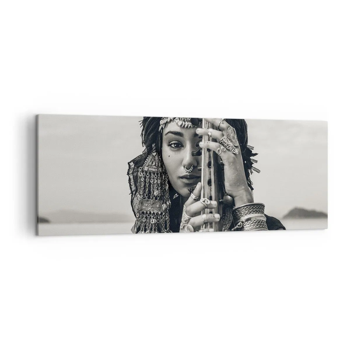 Cuadro sobre lienzo - Impresión de Imagen - Retrato de una mujer con joyas étnicas sosteniendo un instrumento en la mano. - 140x50cm - La música propia de Oriente - Decoración de pared moderna para salón y dormitorio ARTTOR