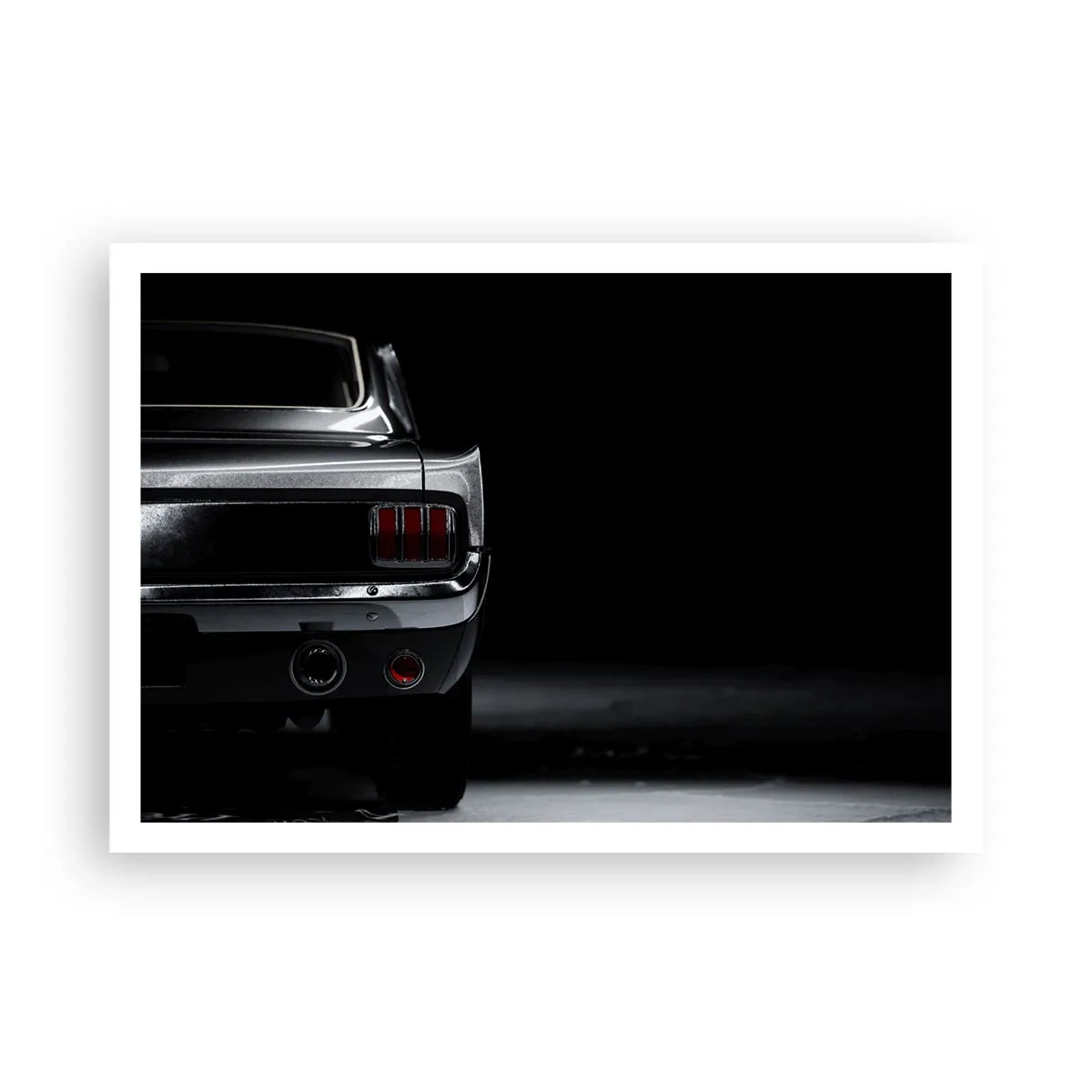 Póster - Una imagen en blanco y negro de la parte trasera de un coche clásico sobre un fondo oscuro. - 100x70cm - El encanto de los clásicos - Decoración de pared moderna para salón y dormitorio ARTTOR