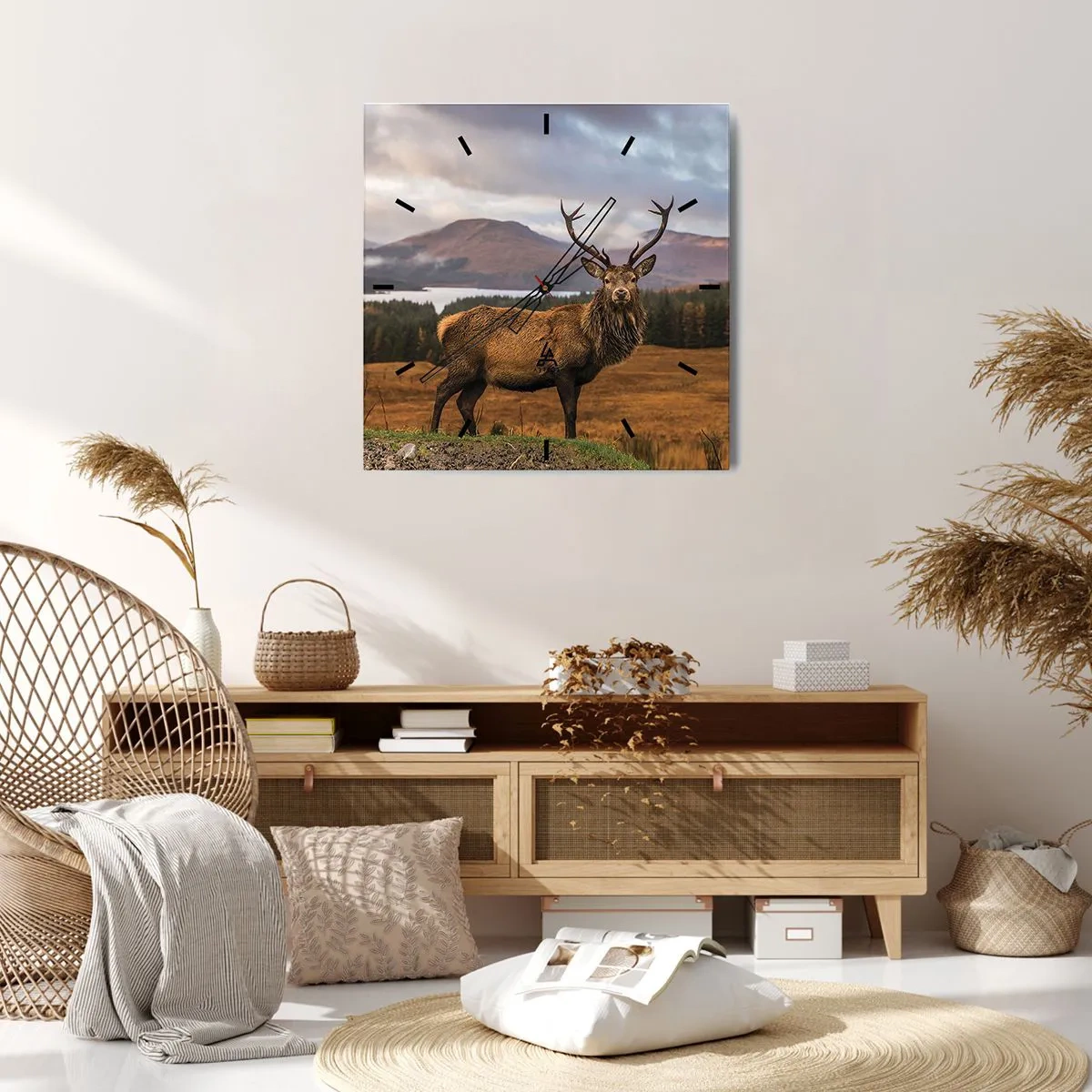 Reloj de pared - Reloj de vidrio - Un ciervo con el telón de fondo de un paisaje montañoso con lagos y bosques. - 30x30cm - La majestuosidad de la naturaleza - Decoración de pared moderna para salón y dormitorio ARTTOR