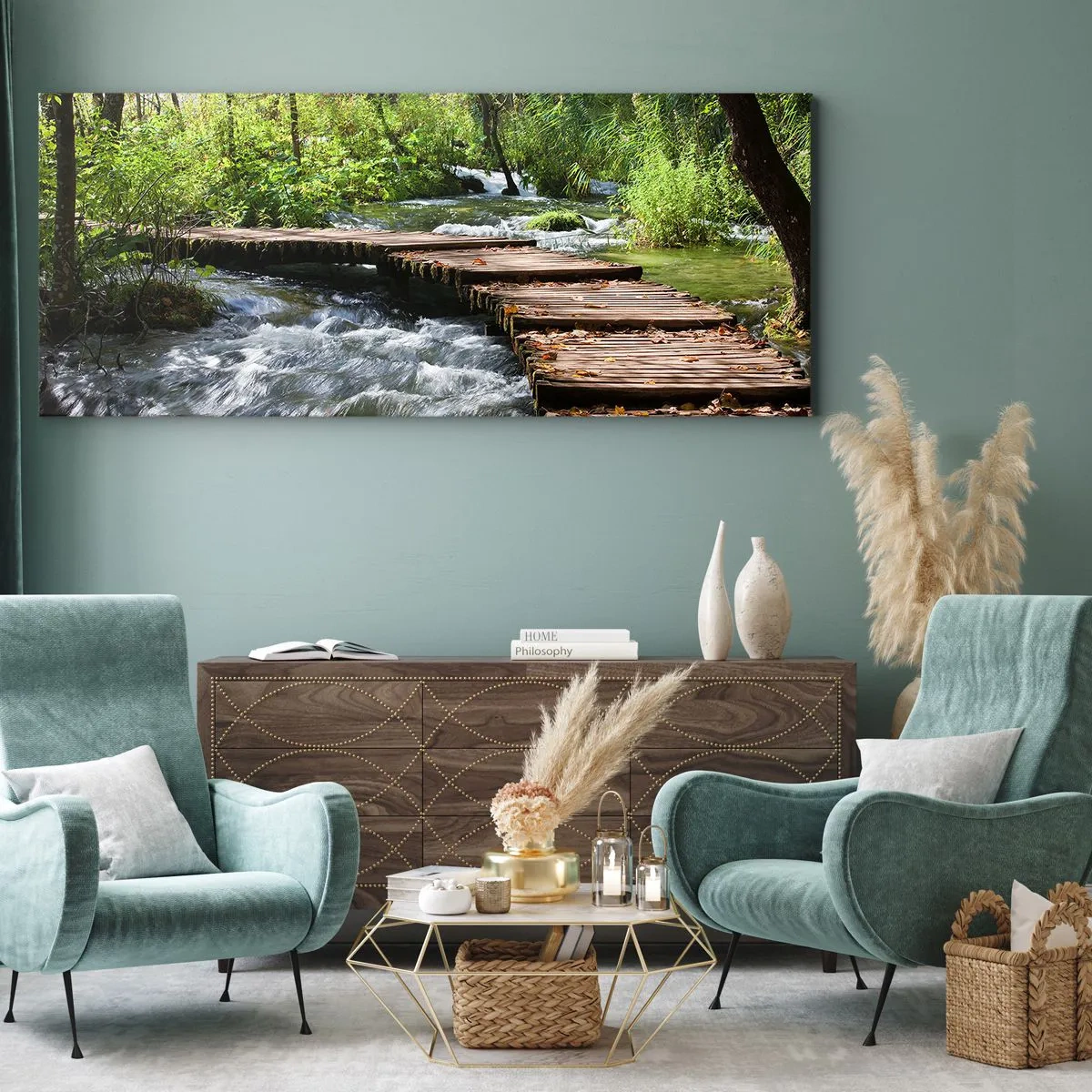 Cuadro sobre lienzo - Impresión de Imagen - Un puente de madera sobre un arroyo caudaloso rodeado por el verdor del bosque. - 160x50cm - Sobre una cascada de espuma - Decoración de pared moderna para salón y dormitorio ARTTOR