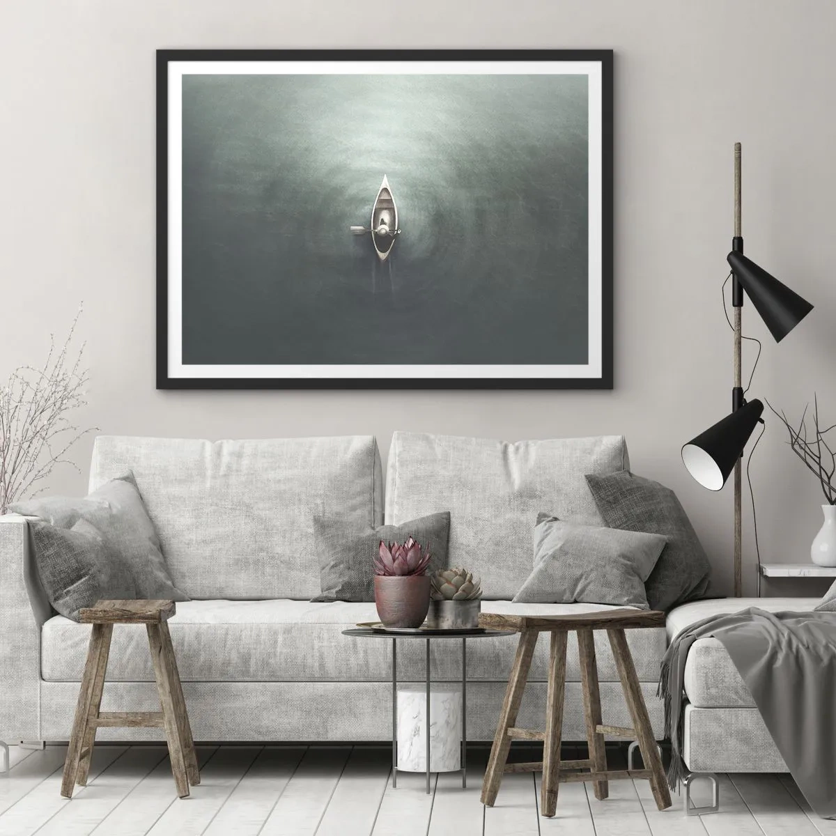 Póster en marco negro - Un barco solitario en aguas tranquilas en un entorno minimalista. - 100x70cm - A través de un lago iluminado por la luna - Decoración de pared moderna para salón y dormitorio ARTTOR