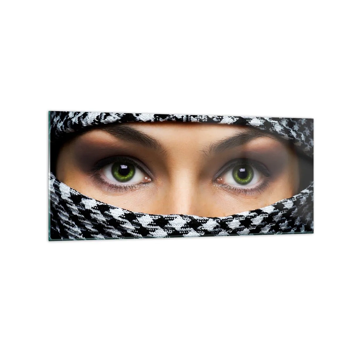 Cuadro sobre vidrio - Impresiones sobre Vidrio - Los ojos verdes de una mujer están ocultos tras una tela estampada en blanco y negro. - 120x50cm - Hermosa mirada de ojos verdes - Decoración de pared moderna para salón y dormitorio ARTTOR
