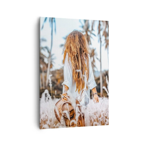 Cuadro sobre lienzo - Impresión de Imagen - Una mujer en un campo de hierba con palmeras al fondo al atardecer. - 70x100cm - Nacida en el plumón de la Tierra - Decoración de pared moderna para salón y dormitorio ARTTOR