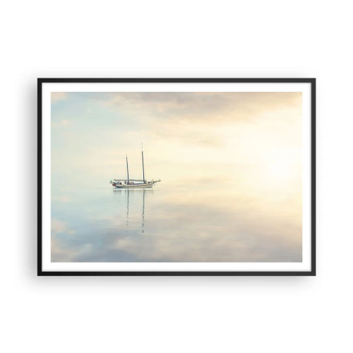 Póster en marco negro - Un barco en un mar en calma bajo una luz suave. - 100x70cm - En un mar de silencio - Decoración de pared moderna para salón y dormitorio ARTTOR