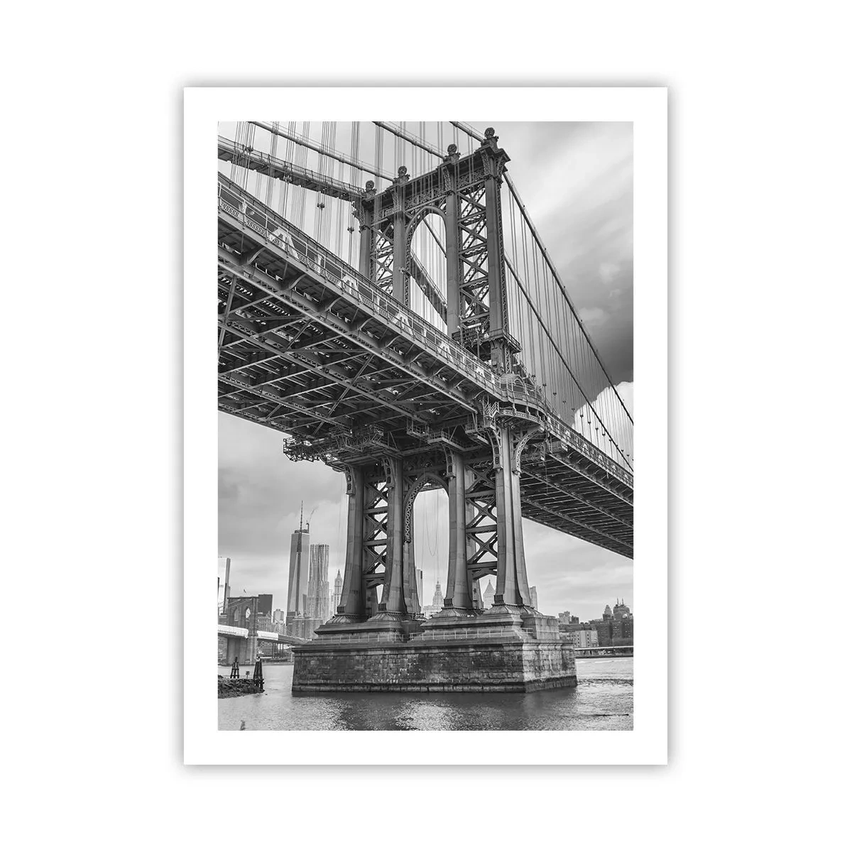 Póster - Un puente en blanco y negro con el telón de fondo de un paisaje urbano. - 50x70cm - Al corazón de la ciudad - Decoración de pared moderna para salón y dormitorio ARTTOR