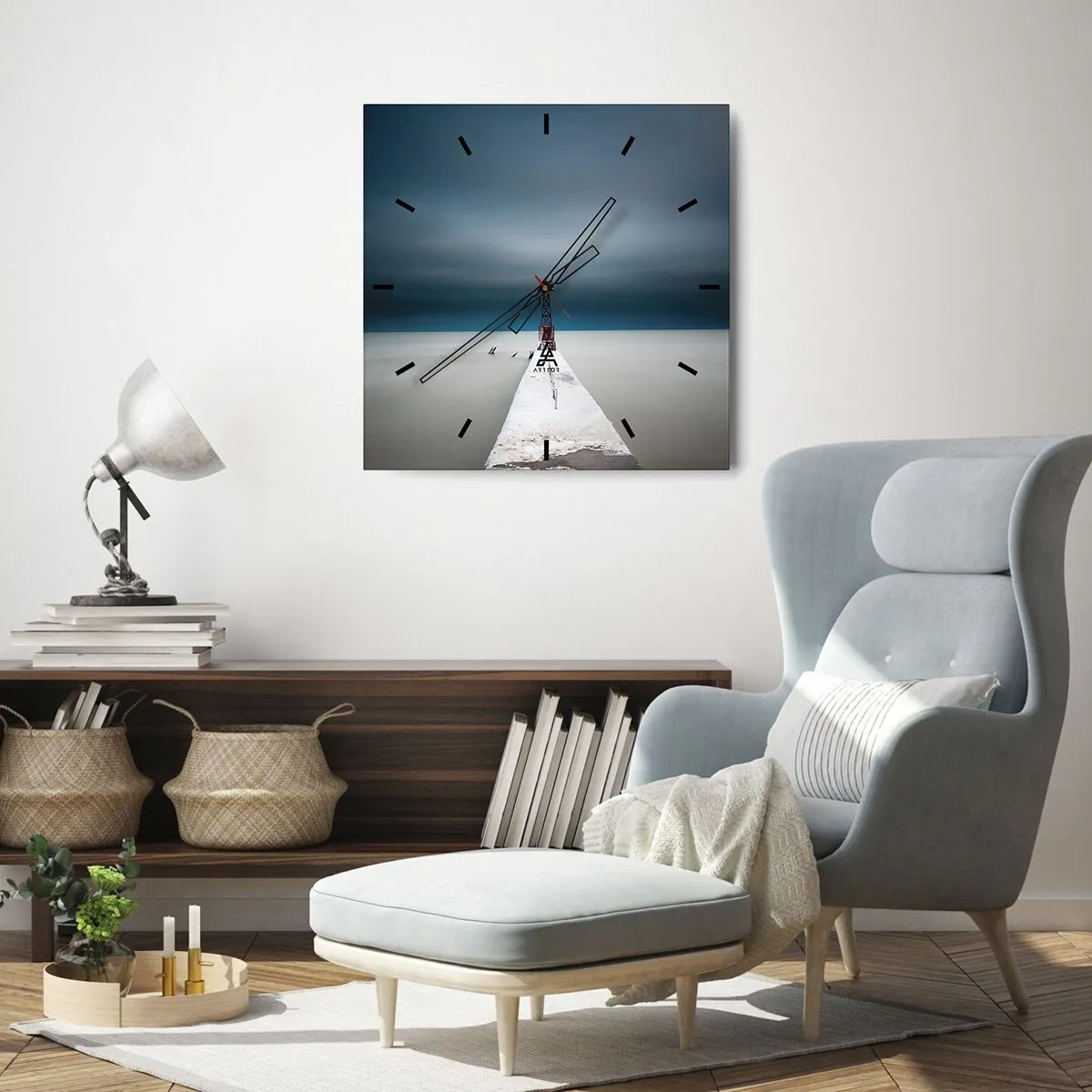 Reloj de pared - Reloj de vidrio - Un faro al final de un muelle de hormigón en un paisaje desolado - 30x30cm - Encuentro con la inmensidad - Decoración de pared moderna para salón y dormitorio ARTTOR