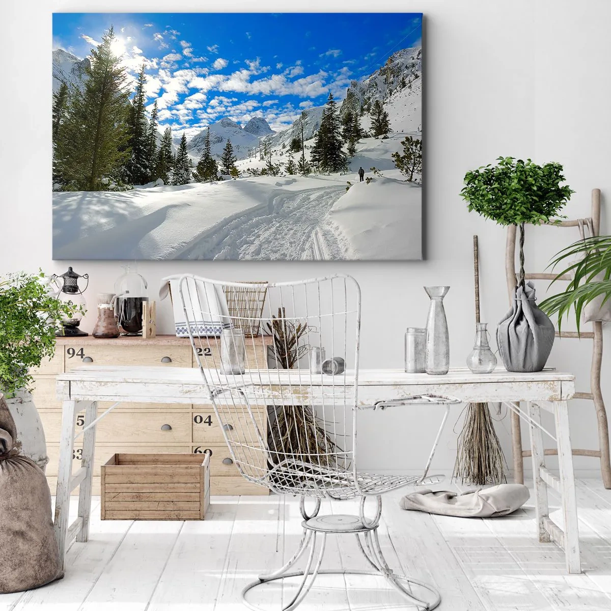 Cuadro sobre lienzo - Impresión de Imagen - Paisaje invernal de montaña con un bosque y un camino en la nieve. - 70x50cm - Nieve y sol - Decoración de pared moderna para salón y dormitorio ARTTOR
