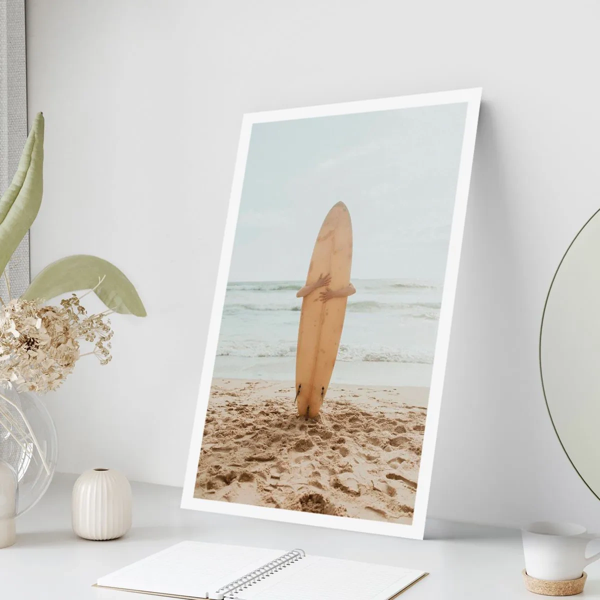 Póster - Una persona sosteniendo una tabla de surf en una playa, con vistas al mar. - 50x70cm - Por el amor de las olas - Decoración de pared moderna para salón y dormitorio ARTTOR