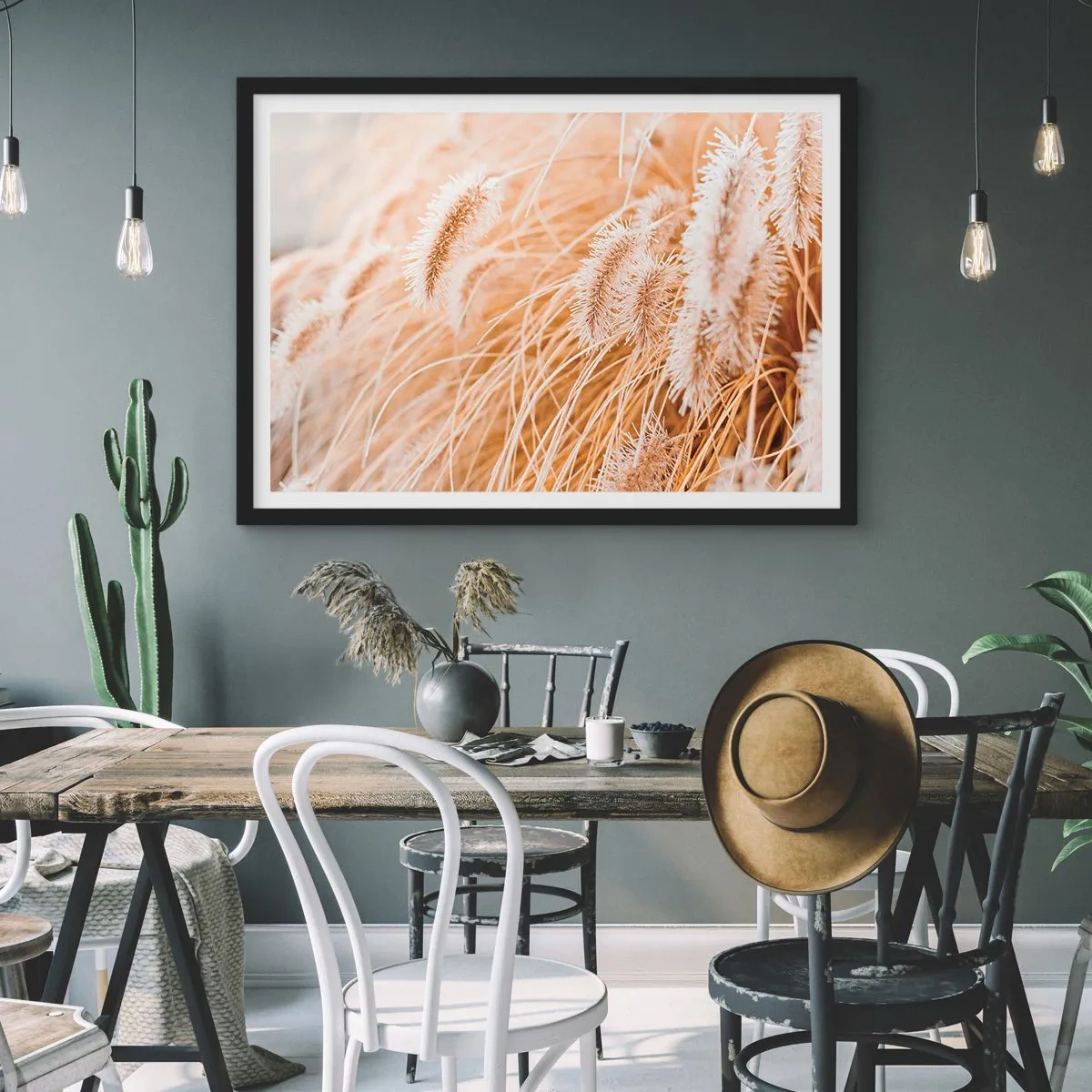 Póster en marco negro - Primer plano de hierbas delicadas y doradas a la luz del sol. - 70x50cm - El dorado susurro de las hierbas - Decoración de pared moderna para salón y dormitorio ARTTOR