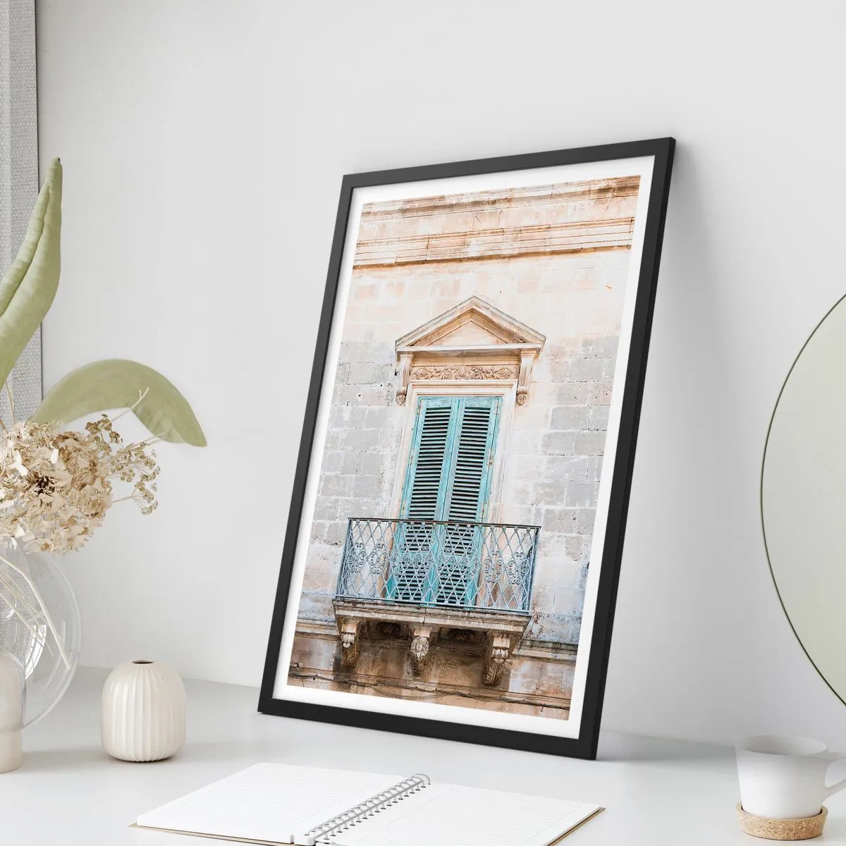 Póster en marco negro - Balcón histórico con contraventanas azules de estilo mediterráneo - 50x70cm - El encanto único de Italia - Decoración de pared moderna para salón y dormitorio ARTTOR