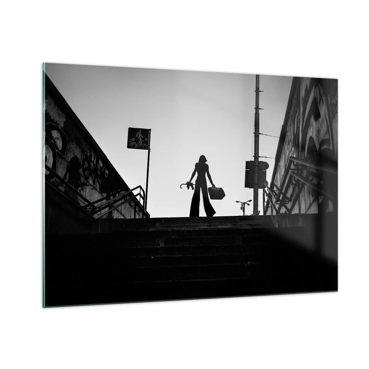 Cuadro sobre vidrio - Impresiones sobre Vidrio - Silueta en blanco y negro de una mujer con el paisaje urbano como telón de fondo - 100x70cm - Paseo urbano - Decoración de pared moderna para salón y dormitorio ARTTOR