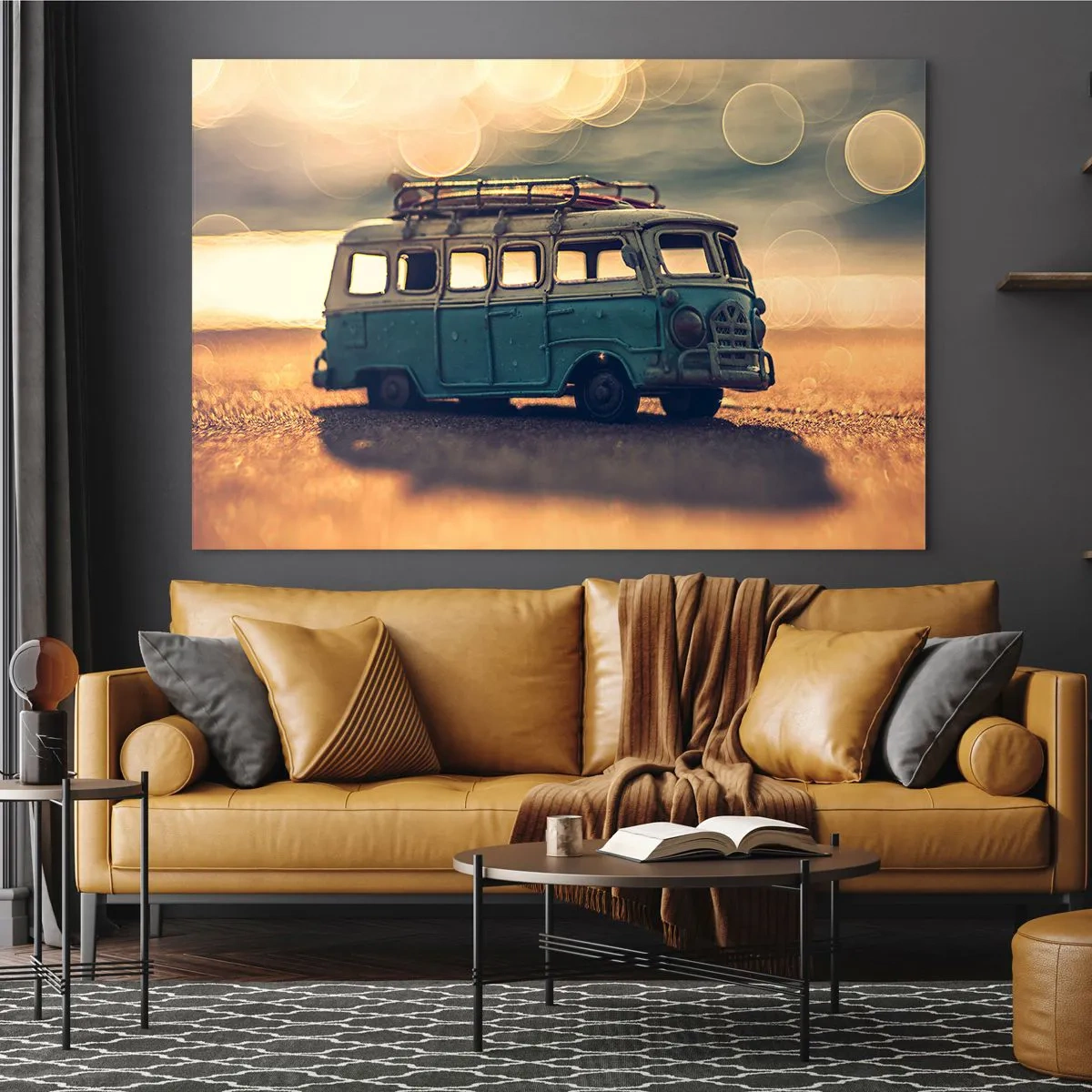 Cuadro sobre vidrio - Impresiones sobre Vidrio - Autobús de juguete antiguo en la playa al atardecer - 100x70cm - El fin de los ídolos del dinero y del trabajo - Decoración de pared moderna para salón y dormitorio ARTTOR
