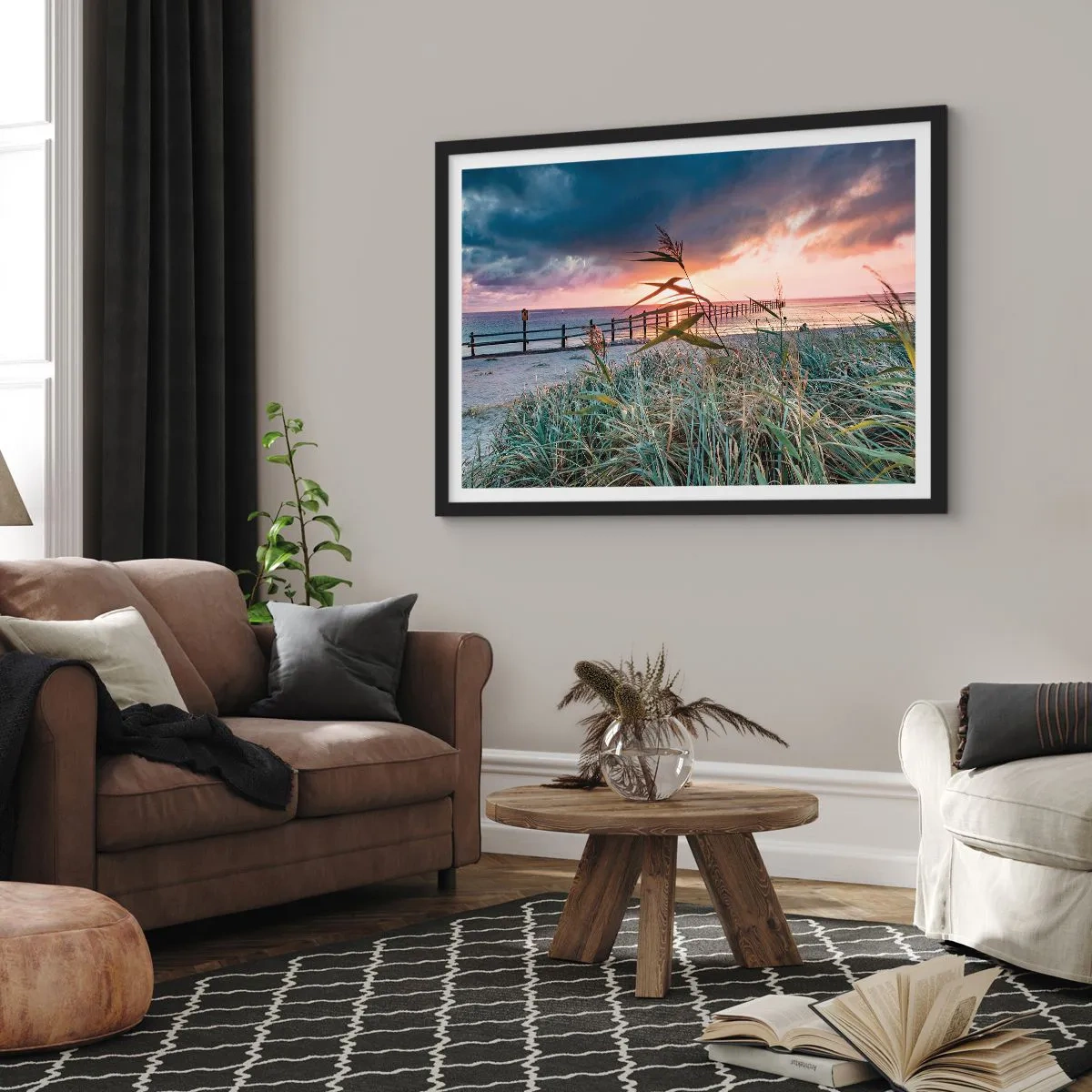 Póster en marco negro - Playa al atardecer con hierbas en primer plano - 70x50cm - Bailando con el viento - Decoración de pared moderna para salón y dormitorio ARTTOR