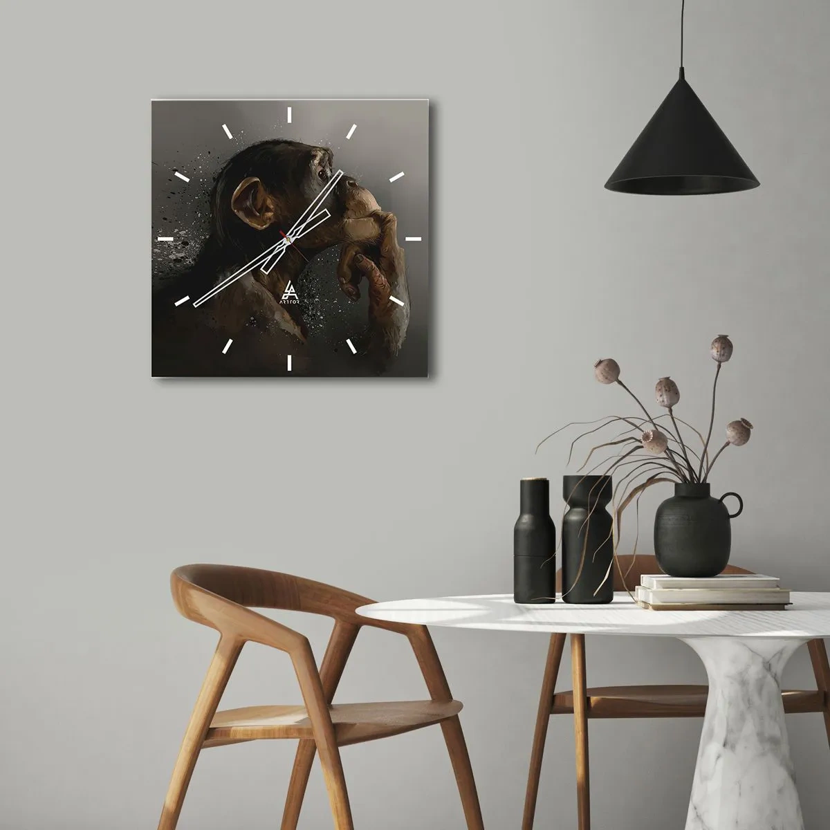 Reloj de pared - Reloj de vidrio - Retrato de un mono en pose reflexiva sobre un fondo gris. - 30x30cm - La evolución del pensador - Decoración de pared moderna para salón y dormitorio ARTTOR