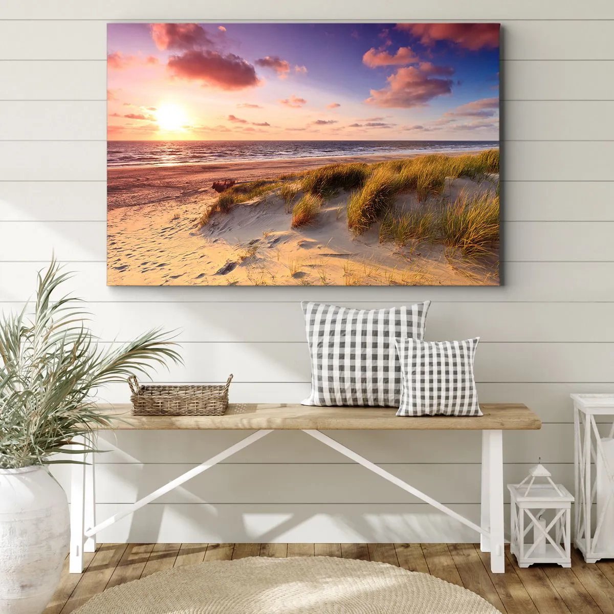 Cuadro sobre lienzo - Impresión de Imagen - Una playa cubierta de hierba y una puesta de sol sobre un mar en calma. - 100x70cm - Se siente la brisa veraniega - Decoración de pared moderna para salón y dormitorio ARTTOR
