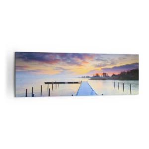 Cuadro sobre lienzo - Impresión de Imagen - Un embarcadero junto al lago al atardecer con un barco en la orilla. - 160x50cm - Calma púrpura y dorada - Decoración de pared moderna para salón y dormitorio ARTTOR