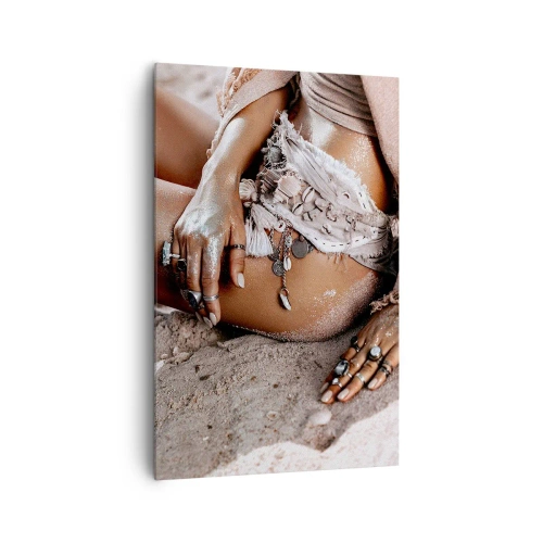 Cuadro sobre lienzo - Impresión de Imagen - Mujer bohemia en la playa con joyas - 80x120cm - Bañada por el sol y la arena - Decoración de pared moderna para salón y dormitorio ARTTOR