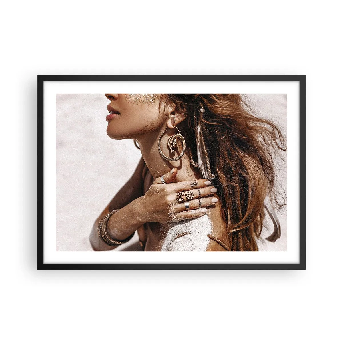Póster en marco negro - Mujer elegante con joyas sobre un fondo de arena clara. - 70x50cm - Reina de la playa salvaje - Decoración de pared moderna para salón y dormitorio ARTTOR