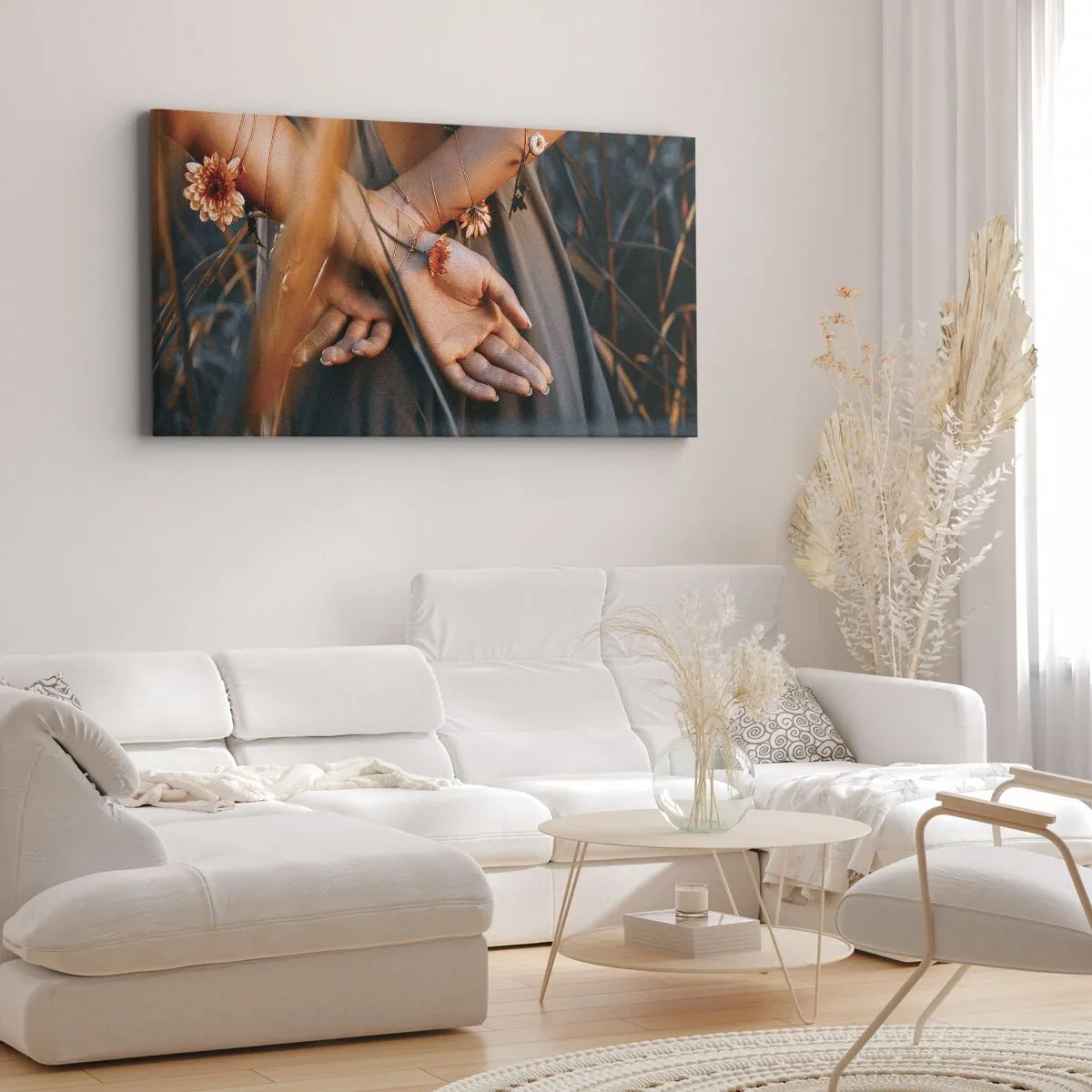 Cuadro sobre lienzo - Impresión de Imagen - Manos sensuales con flores en un entorno natural. - 140x50cm - Conectada con la naturaleza - Decoración de pared moderna para salón y dormitorio ARTTOR