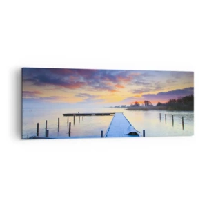 Cuadro sobre lienzo - Impresión de Imagen - Un embarcadero junto al lago al atardecer con un barco en la orilla. - 140x50cm - Calma púrpura y dorada - Decoración de pared moderna para salón y dormitorio ARTTOR