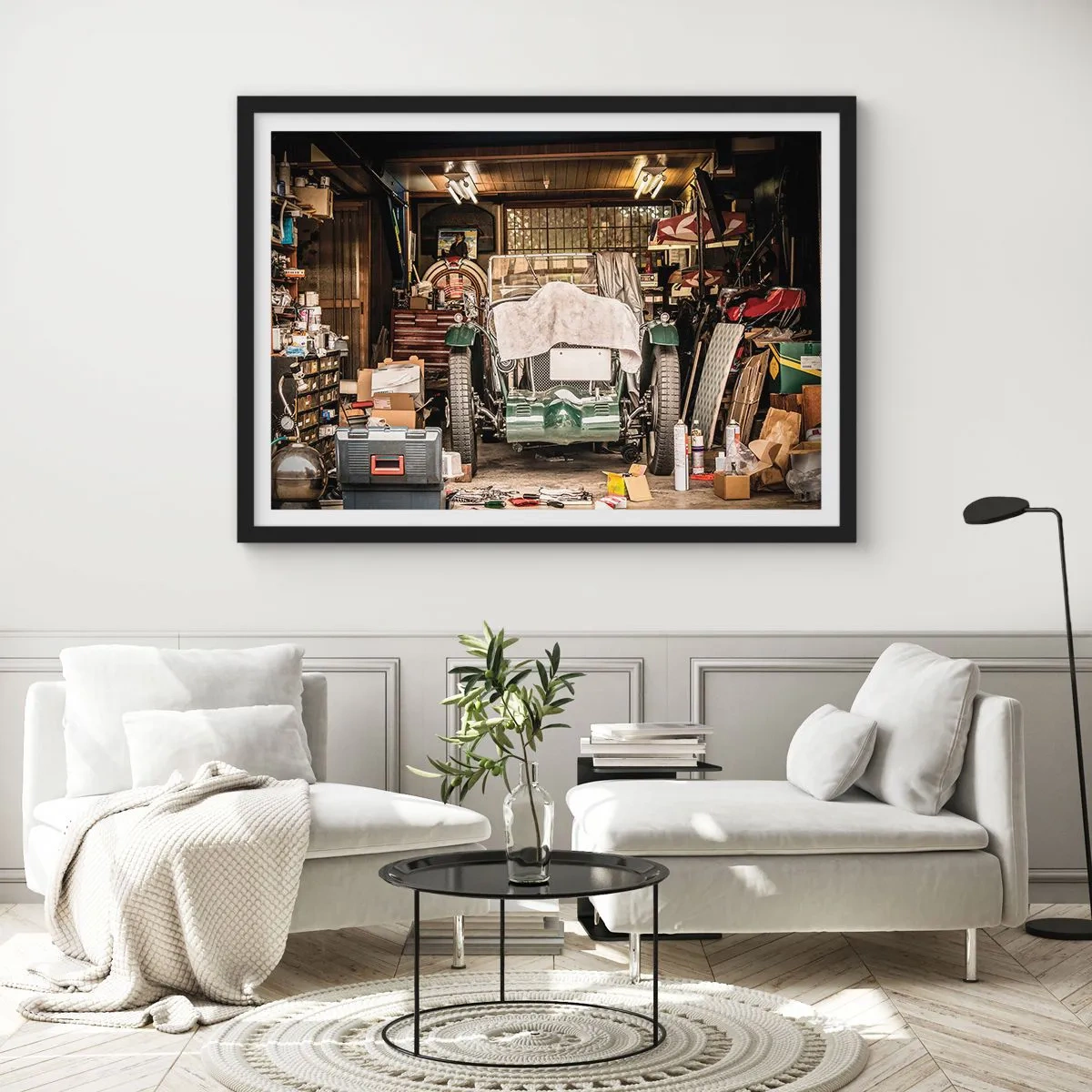 Póster en marco negro - Un coche viejo en un garaje rodeado de herramientas y equipos. - 100x70cm - Volver al pasado - Decoración de pared moderna para salón y dormitorio ARTTOR
