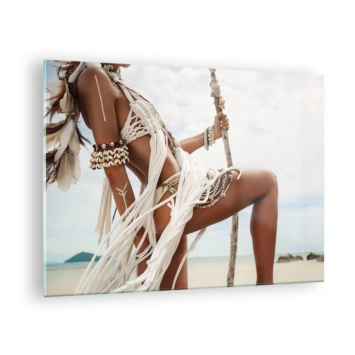 Cuadro sobre vidrio - Impresiones sobre Vidrio - Una mujer con ropa étnica con conchas y un palo en la playa. - 70x50cm - Sacerdotisa del sol - Decoración de pared moderna para salón y dormitorio ARTTOR