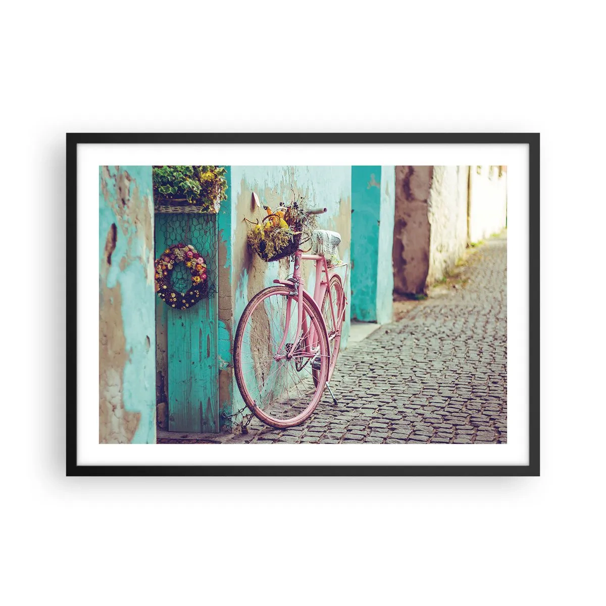 Póster en marco negro - Una bicicleta rosa junto a una puerta turquesa. - 70x50cm - Ahora mismo vuelvo - Decoración de pared moderna para salón y dormitorio ARTTOR