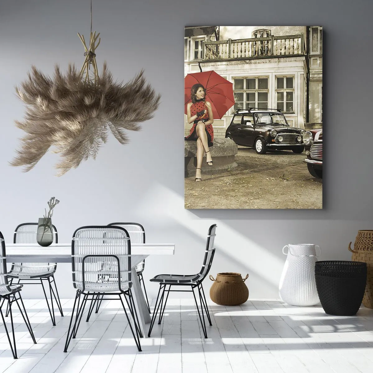 Cuadro sobre lienzo - Impresión de Imagen - Mujer con un paraguas rojo junto a coches clásicos - 50x70cm - Un mini viaje sentimental - Decoración de pared moderna para salón y dormitorio ARTTOR