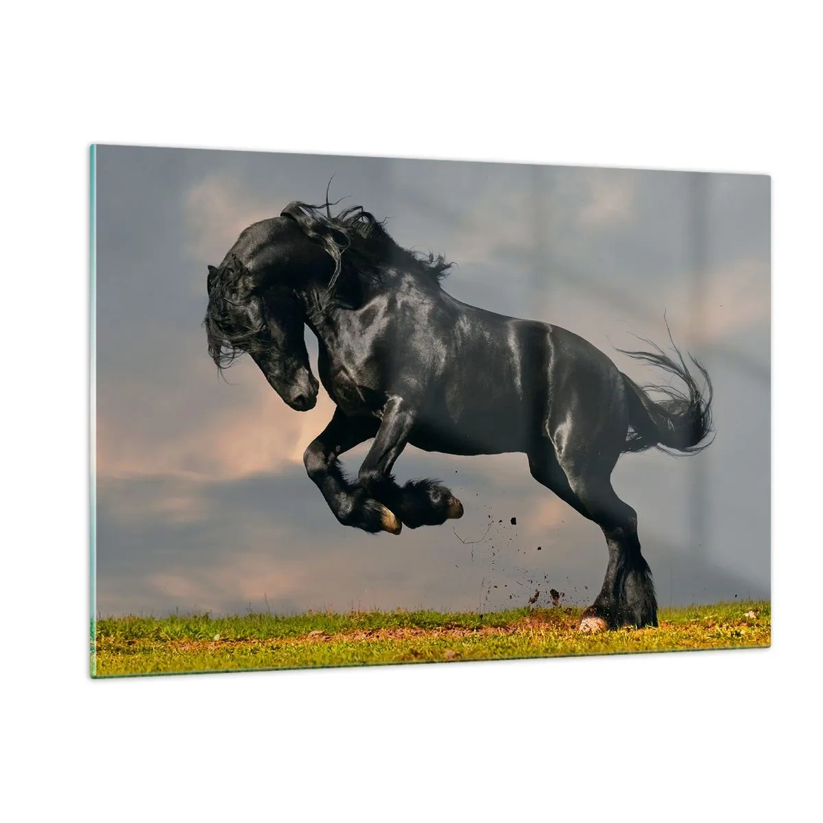 Cuadro sobre vidrio - Impresiones sobre Vidrio - Un caballo oscuro en un salto dinámico contra un cielo nublado. - 120x80cm - Hermoso y libre - Decoración de pared moderna para salón y dormitorio ARTTOR