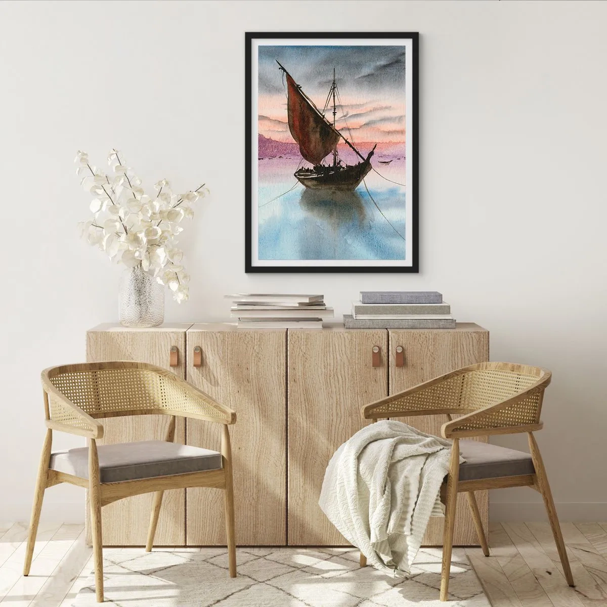 Póster en marco negro - Un velero en aguas tranquilas a la luz del atardecer. - 50x70cm - Atardecer en el puerto - Decoración de pared moderna para salón y dormitorio ARTTOR