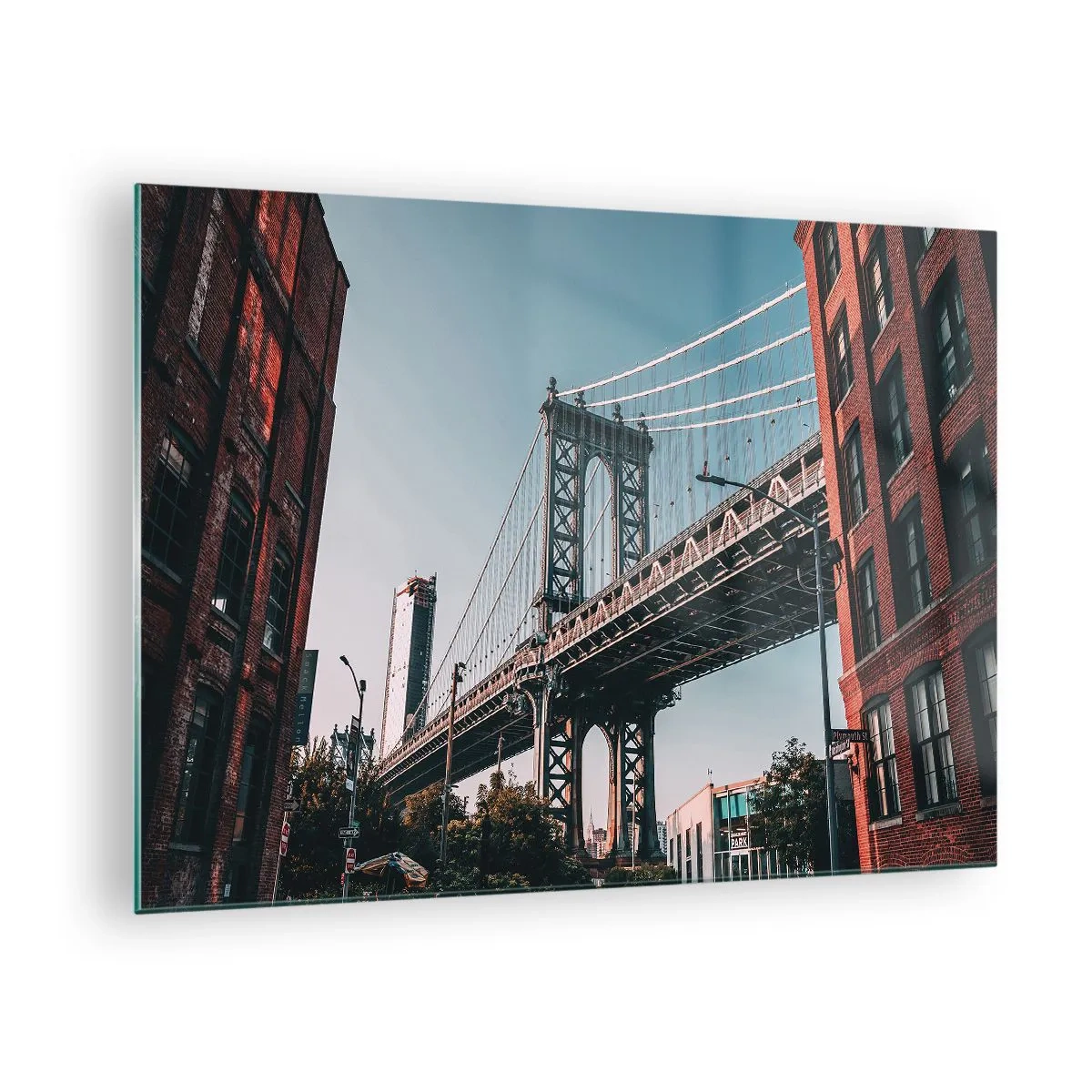 Cuadro sobre vidrio - Impresiones sobre Vidrio - Un puente colgante entre edificios de ladrillo en un entorno urbano. - 70x50cm - Sobre el fluir de la ciudad - Decoración de pared moderna para salón y dormitorio ARTTOR