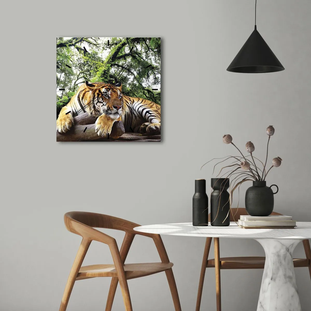 Reloj de pared - Reloj de vidrio - Un tigre descansando en un bosque tropical. - 30x30cm - Atentamente - Decoración de pared moderna para salón y dormitorio ARTTOR