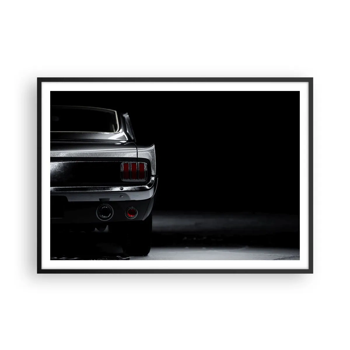 Póster en marco negro - Una imagen en blanco y negro de la parte trasera de un coche clásico sobre un fondo oscuro. - 100x70cm - El encanto de los clásicos - Decoración de pared moderna para salón y dormitorio ARTTOR
