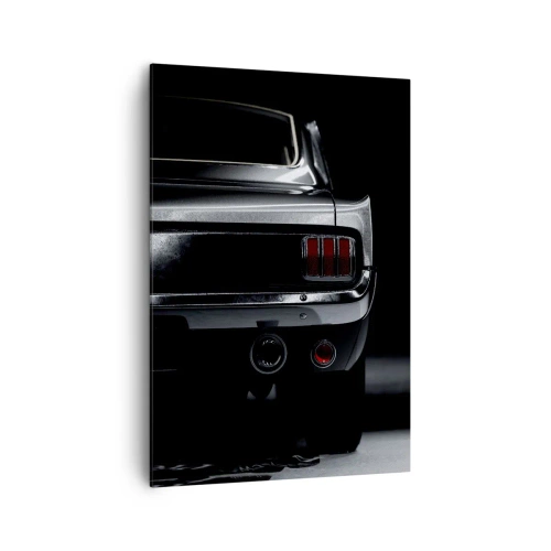 Cuadro sobre lienzo - Impresión de Imagen - Una imagen en blanco y negro de la parte trasera de un coche clásico sobre un fondo oscuro. - 70x100cm - El encanto de los clásicos - Decoración de pared moderna para salón y dormitorio ARTTOR