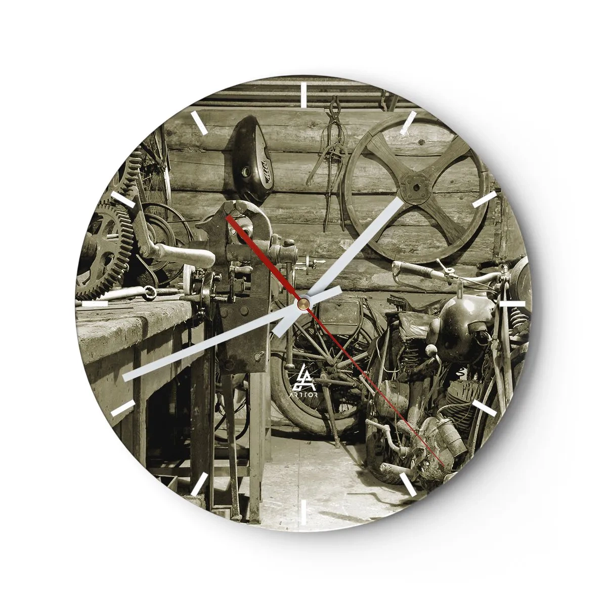 Reloj de pared - Reloj de vidrio - Un taller con herramientas, ruedas y una pared de madera al fondo. - 30x30cm - En el trastero del abuelo - Decoración de pared moderna para salón, cocina y dormitorio ARTTOR