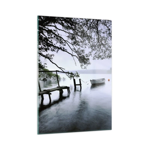 Cuadro sobre vidrio - Impresiones sobre Vidrio - Un embarcadero de madera sobre un lago brumoso con un barco al fondo. - 50x70cm - Ya estás descansando - Decoración de pared moderna para salón y dormitorio ARTTOR